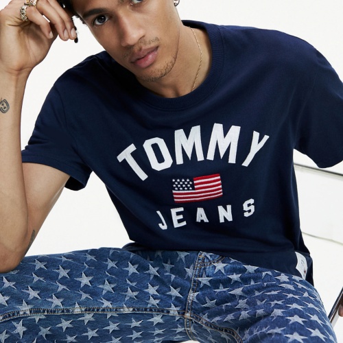 T Shirt Tommy Jeans bleu marine avec drapeau américain